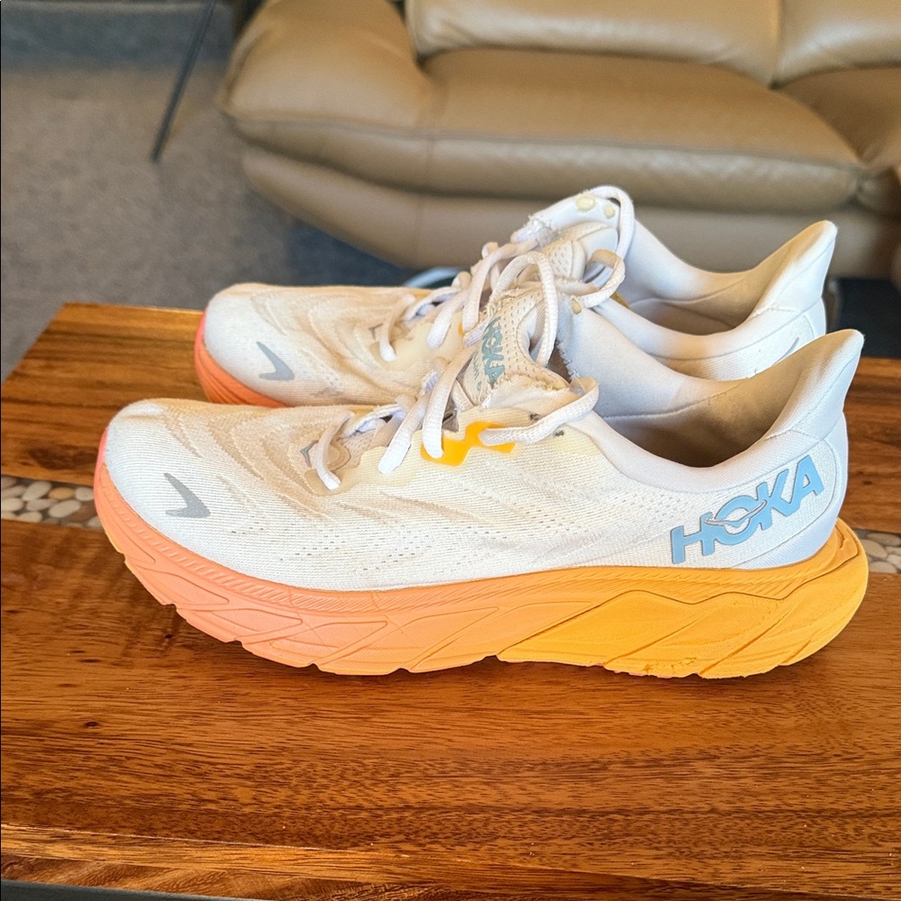 Hoka Arahi 6 size 7.5 Wide White and Peach Athletic Shoes - Picture 2 of 7